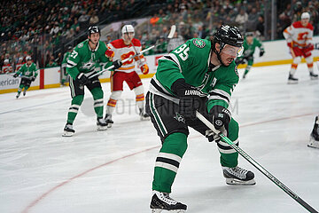 Dallas Stars v Calgary Flames -NHL