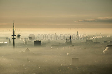 Deutschland  Hamburg - Blick auf Industrieanlagen  Innenstadt mit Fernsehturm Hamburg (Heinrich-Hertz-Turm) beim Landeanflug auf Hamburg