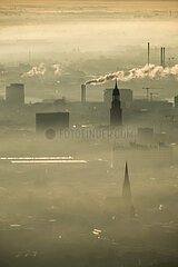 Deutschland  Hamburg - Blick auf Industrieanlagen  Innenstadt mit Hamburger Michel beim Landeanflug auf Hamburg