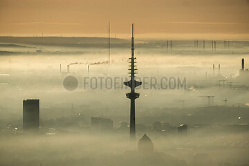 Deutschland  Hamburg - Blick auf Industrieanlagen  Innenstadt mit Fernsehturm Hamburg (Heinrich-Hertz-Turm) und Windraeder im Umland  beim Landeanflug auf Hamburg