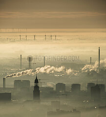 Deutschland  Hamburg - Blick auf Industrieanlagen  Innenstadt mit Hamburger Michel und Windraeder im Umland  beim Landeanflug auf Hamburg