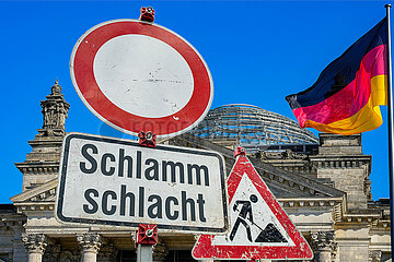 Symbolische Schilder Schlammschlacht