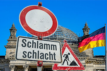 Symbolische Schilder Schlammschlacht