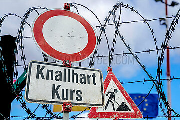 Symbolische Schilder Knallhart-Kurs