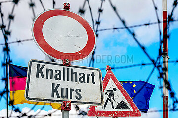 Symbolische Schilder Knallhart-Kurs
