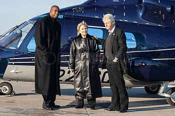 Former Los Angeles Lakers star Earvin Magic Johnson greets former U.S. President Bill Clinton and Hillary Clinton December 18  2007