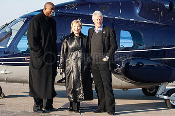 Former Los Angeles Lakers star Earvin Magic Johnson greets former U.S. President Bill Clinton and Hillary Clinton December 18  2007