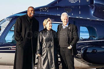 Former Los Angeles Lakers star Earvin Magic Johnson greets former U.S. President Bill Clinton and Hillary Clinton December 18  2007