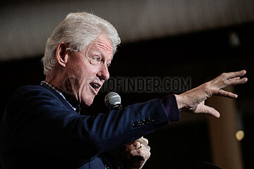 Bill Clinton and Chelsea Clinton campaign rally for Hillary Clinton in Des Moines  Iowa