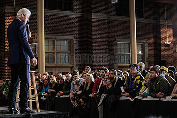 Bill Clinton and Chelsea Clinton campaign rally for Hillary Clinton in Des Moines  Iowa