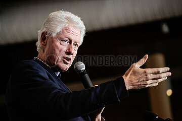 Bill Clinton and Chelsea Clinton campaign rally for Hillary Clinton in Des Moines  Iowa