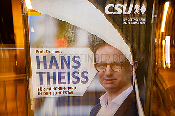 Bundestagswahl 2025: Zerstörte  beschmierte  verunstaltete Wahlplakate im Münchner Norden
