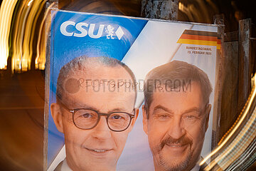 Bundestagswahl 2025: Zerstörte  beschmierte  verunstaltete Wahlplakate im Münchner Norden