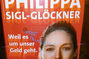 Bundestagswahl 2025: Zerstörte  beschmierte  verunstaltete Wahlplakate im Münchner Norden