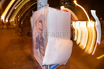 Bundestagswahl 2025: Zerstörte  beschmierte  verunstaltete Wahlplakate im Münchner Norden