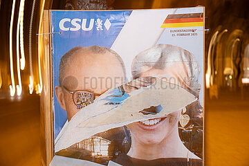 Bundestagswahl 2025: Zerstörte  beschmierte  verunstaltete Wahlplakate im Münchner Norden
