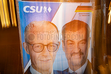 Bundestagswahl 2025: Zerstörte  beschmierte  verunstaltete Wahlplakate im Münchner Norden