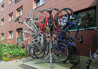 Berlin  Deutschland - vertikaler Fahrradstaender im Eingangsbereich eines Wohnhauses in Berlin-Mitte
