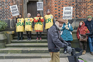 Omas und Opa gegen Rechts