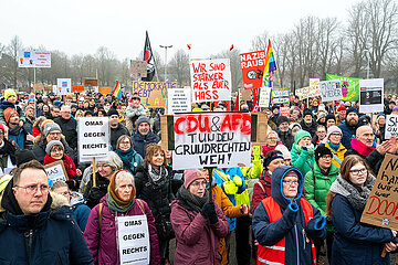 Demo Gemeinsam fuer Demokratie und Solidaritaet in Schleswig  02.02.2025