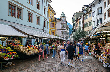 Obstmarkt am Obstplatz  Altstadt  Bozen  Suedtirol  Italien