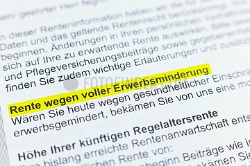 Nahaufnahme eines Rentenbescheids mit hervorgehobenem Text: Rente wegen voller Erwerbsminderung