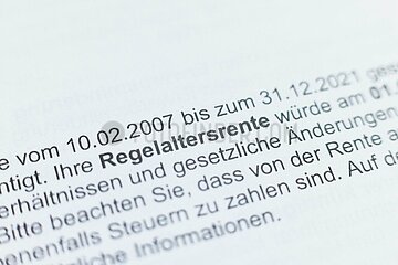 Nahaufnahme eines Rentenbescheids mit hervorgehobenem Text: Regelaltersrente