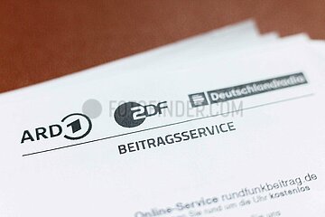 Nahaufnahme eines Briefs des Beitragsservice mit Logos der ARD  ZDF und Deutschlandfunk