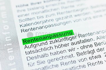 Nahaufnahme eines Rentenbescheids mit hervorgehobenem Text: Rentenanpassung