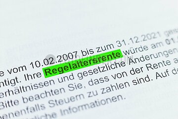 Nahaufnahme eines Rentenbescheids mit hervorgehobenem Text: Regelaltersrente
