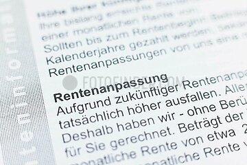Nahaufnahme eines Rentenbescheids mit hervorgehobenem Text: Rentenanpassung