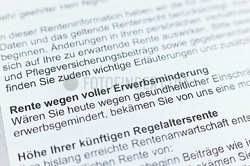 Nahaufnahme eines Rentenbescheids mit hervorgehobenem Text: Rente wegen voller Erwerbsminderung