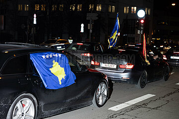 Kosovaren und Albaner feiern Unabhängigkeitstag des Kosovo