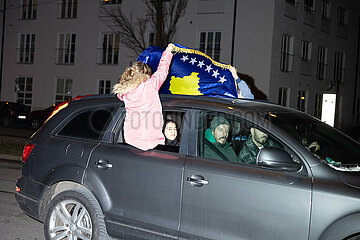 Kosovaren und Albaner feiern Unabhängigkeitstag des Kosovo