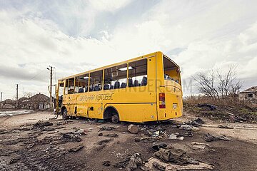Ein zerstörter Bus am Ortseingang von Torske