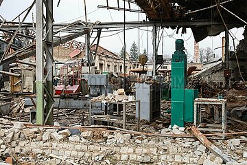Zerstörte Produktionshalle in Kupjansk
