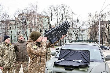 Soldaten präsentieren ein Drohnenabwehrgerät der kiewer Firma Kvertus.
