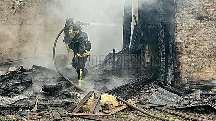 Feuerwehrleute kurz vor dem Ende der Löscharbeiten