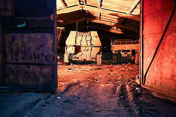Ukrainische Militärfahrzeuge in einer landwirtschaftlichen Lagerhalle