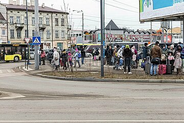 Flüchtlinge warten am Bahnhof Lviv