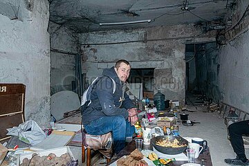 Ein notdürftiges Leben im Keller