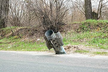 Eine nicht detonierte Rakete steckt im Asphalt