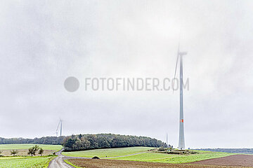 Windräder im Nebel