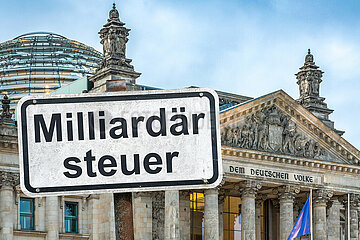 Symbolisches Schild Milliardaersteuer