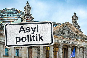 Symbolisches Schild Asylpolitik