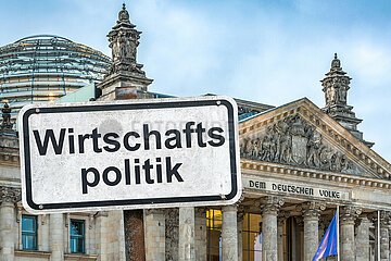 Symbolisches Schild Wirtschaftspolitik