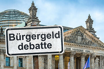 Symbolisches Schild Buergergelddebatte