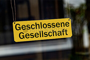 Symbolisches Fensterschild Geschlossene Gesellschaft