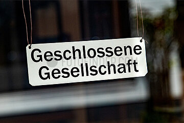 Symbolisches Fensterschild Geschlossene Gesellschaft