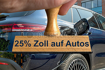Symbolischer Stempel 25% Zoll auf Autos